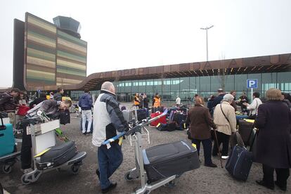Alguaire es el primer aeropuerto diseñado, construido y, por el momento, gestionado por la Generalitat. El Gobierno catalán se centra en buscar vuelos chárter de operadores de viajes, tras la marcha de Ryanair, Vueling y Pyrenair. En la imagen, ensayo general en el aeropuerto de Lleida para recibir hasta 16.500 esquiadores británicos.