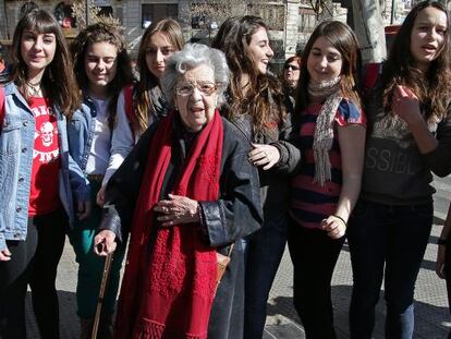 Alejandra Soler, militante comunista de 100 años, con algunas estudiantes del instituto Lluís Vives de Valencia.