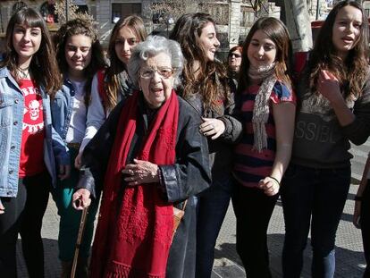 Alejandra Soler, militante comunista de 100 años, con algunas estudiantes del instituto Lluís Vives de Valencia.