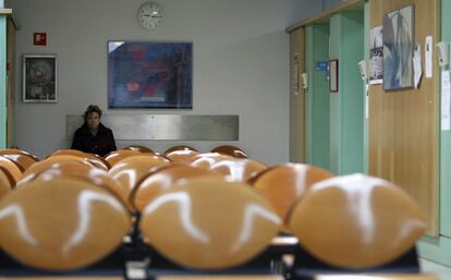 Sala vacía en el centro de salud Doctor Cirajas en Madrid. Los servicios mínimos que incluyen la presencia de algunos facultativos y enfermeras en todos los Centros de Salud y la dotación propia de los días festivos en los hospitales. Las urgencias hospitalarias y el SUMMA 112 mantendrán el 100% de sus efectivos.