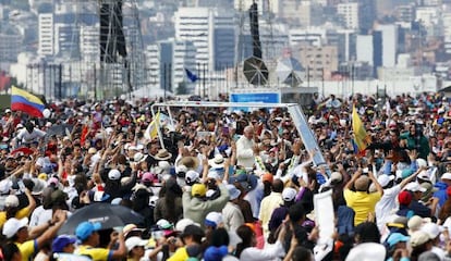 Miles de peregrinos saludan al Papa en Quito.