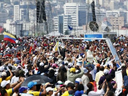 Milhares de peregrinos acenam para o Papa em Quito.