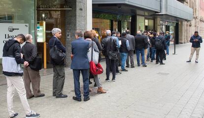 Colas ante la Cámara de Comercio para votar este miércoles.