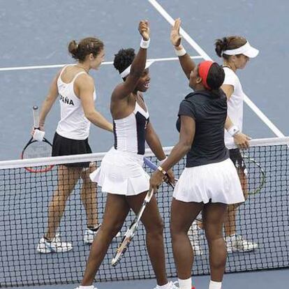 Las hermanas Williams celebran el título ante Vivi Ruano y Anabel Medina.