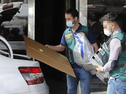 Miembros de la UCO durante uno de los registros realizados el pasado jueves en el marco del 'caso Azud'.