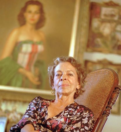 Natalia Revuelta, en su casa de La habana ante un retrato suyo