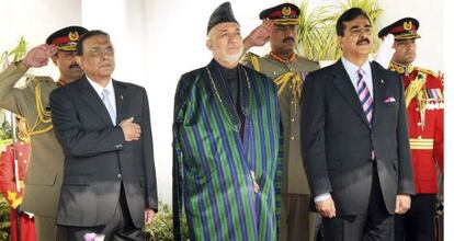 El presidente de Pakist&aacute;n, Asif Zardari, su hom&oacute;logo, Hamid Karzai, y el primer ministro paquistan&iacute;, Yusuf Raz&aacute; Guilani, en Islamabad. 