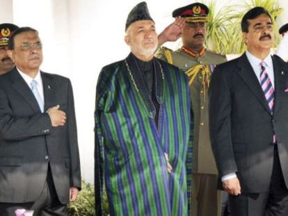 El presidente de Pakist&aacute;n, Asif Zardari, su hom&oacute;logo, Hamid Karzai, y el primer ministro paquistan&iacute;, Yusuf Raz&aacute; Guilani, en Islamabad. 