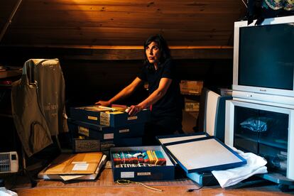 Keta Vieitez muestra varias cajas del archivo de su padre, el fotógrafo Virxilio Vieitez. 