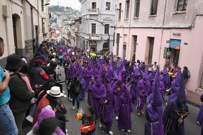 Procesiones recorren las calles durante la Semana Santa en Quito (Ecuador).
