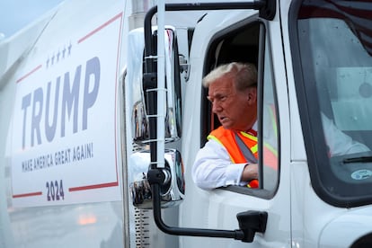 Donald Trump candidato presidencial republicano dentro de un camión en el Aeropuerto Internacional Green Bay Austin Straubel en Green Bay, Wisconsin, EE.UU., el 30 de octubre de 2024.