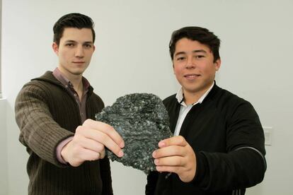 Francisco García Luna y Daniel Mata Martínez sostienen un trozo de polycrete.