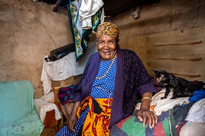 Maria Oduso posa en su casa de Kibera, donde vivía antes de que las fuertes lluvias arrasaran sus pertenencias. No puede acudir al centro de día debido a su delicado estado de salud. El asentamiento informal de Kibera es el hogar de al menos 250.000 personas, aunque algunas organizaciones calculan que los habitantes superan el millón.