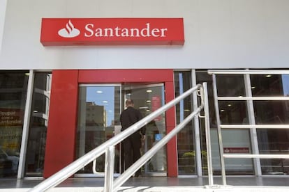 Vista exterior d'una agència del Banco Santander.