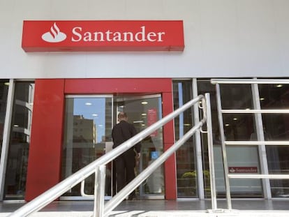 Vista exterior de una agencia del Banco Santander.