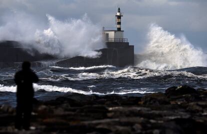 Una ola rompe contra el faro de San Esteban de Pravia (Asturias), el 13 de enero.