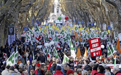 Miles de personas en la manifestación convocada por el Partido Democrático contra Berlusconi en Roma.