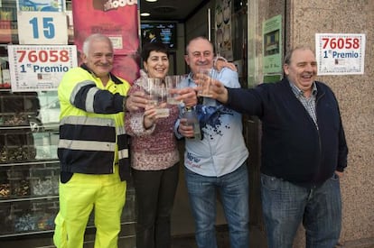 Mari Asun Henares celebra con su marido Juan Amancio Rivera (a su izquierda) y dos vecinos de Derio la fortuna que han repartido con un décimo del Gordo. 