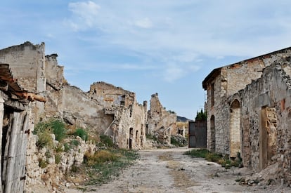 TERRA ALTA (Tarragona). 115 días de 1938 duró la Batalla del Ebro, la más larga, multitudinaria y mortífera (¡30.000 caídos!) de la Guerra Civil. Y de las más difíciles de olvidar: solo en la comarca de la Terra Alta (terra-alta.org), en el suroeste de Tarragona, hay cinco centros de interpretación, dos memoriales y una veintena de espacios históricos relacionados, ninguno tan impactante como Corbera d’Ebre, pueblo que se encontraba en primera línea del frente republicano y que las bombas de la Legión Cóndor y la artillería franquista dejaron como un cuadro cubista, otro ‘Guernica’. Arriba, en el Poble Vell, las ruinas conviven con obras de arte alegóricas. Abajo, en el pueblo nuevo, se explica todo en el Centro de Interpretación 115 días, cuyo nombre es lo único que no necesita explicación. En Gandesa, la capital de la comarca, hay otro centro imprescindible: el Museo Memorial de la Batalla del Ebro. Allí también espera una senda ideal para hacer ejercicio y memoria: la que asciende al Pico de la Muerte, que fue objeto de sangrientos enfrentamientos entre brigadistas británicos y legionarios. Si se recorre con un guía de Terra Enllà (terraenlla.com), mucho mejor.
