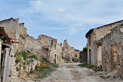 TERRA ALTA (Tarragona). 115 días de 1938 duró la Batalla del Ebro, la más larga, multitudinaria y mortífera (¡30.000 caídos!) de la Guerra Civil. Y de las más difíciles de olvidar: solo en la comarca de la Terra Alta (terra-alta.org), en el suroeste de Tarragona, hay cinco centros de interpretación, dos memoriales y una veintena de espacios históricos relacionados, ninguno tan impactante como Corbera d’Ebre, pueblo que se encontraba en primera línea del frente republicano y que las bombas de la Legión Cóndor y la artillería franquista dejaron como un cuadro cubista, otro ‘Guernica’. Arriba, en el Poble Vell, las ruinas conviven con obras de arte alegóricas. Abajo, en el pueblo nuevo, se explica todo en el Centro de Interpretación 115 días, cuyo nombre es lo único que no necesita explicación. En Gandesa, la capital de la comarca, hay otro centro imprescindible: el Museo Memorial de la Batalla del Ebro. Allí también espera una senda ideal para hacer ejercicio y memoria: la que asciende al Pico de la Muerte, que fue objeto de sangrientos enfrentamientos entre brigadistas británicos y legionarios. Si se recorre con un guía de Terra Enllà (terraenlla.com), mucho mejor.