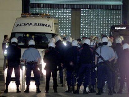 Agentes de los cuerpos de seguridad y una ambulancia en la prisión de Quatre Camins, en una foto de archivo.