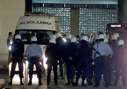 Agentes de los cuerpos de seguridad y una ambulancia en la prisión de Quatre Camins, en una foto de archivo.