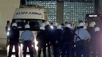 Agentes de los cuerpos de seguridad y una ambulancia en la prisión de Quatre Camins, en una foto de archivo.