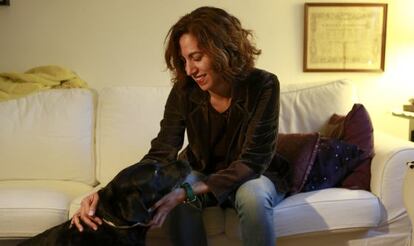 Irene Lozano posa en su casa de Madrid. 