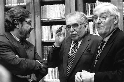 Madri, Espanha, novembro de 1997. Visita à Real Academia Espanhola com o jornalista e acadêmico Juan Luis Cebrián e Manuel de la Concha, presidente do organismo.