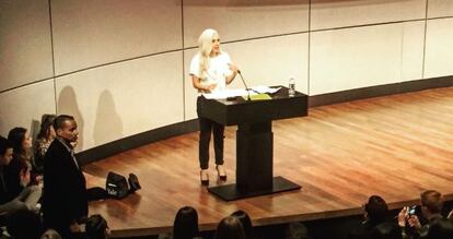 Lady Gaga durante su conferencia en Yale.