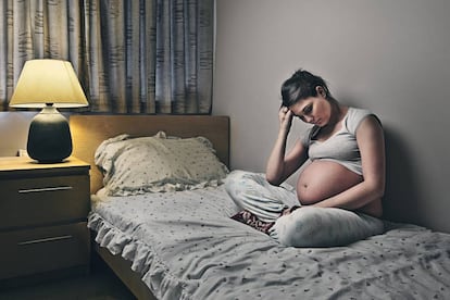 Una madre preocupada piensa en la cama.