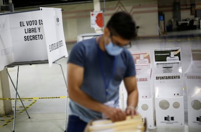Un hombre trabaja en las oficinas del Instituto Electoral del estado de Chihuahua en Ciudad Juárez