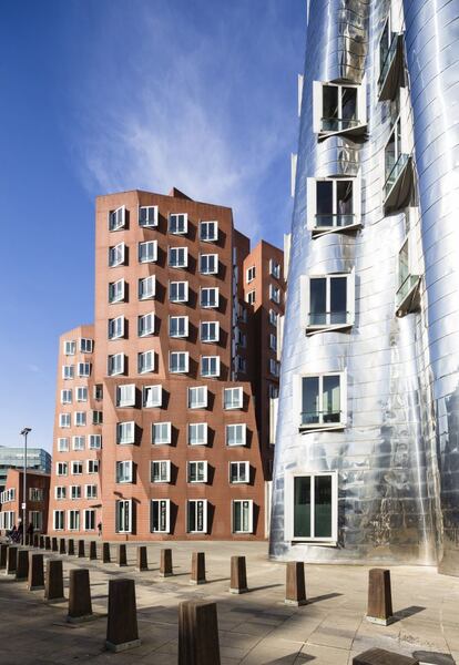 Parte del complejo de tres edificios separados que forman parte del Neuer Zollhof ubicado en el puerto de Düsseldorf, obra del arquitecto Frank Gehry.