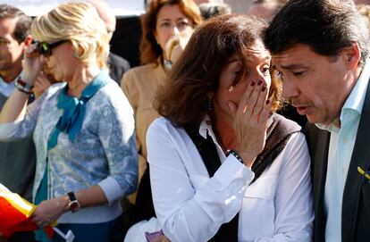 La alcaldesa de Madrid cuchichea con el presidente de la Comunidad de Madrid, Ignacio González, junto a la líder del PP madrileño, Esperanza Aguirre, durante la concentración convocada por la AVT, 27 de octubre de 2013.