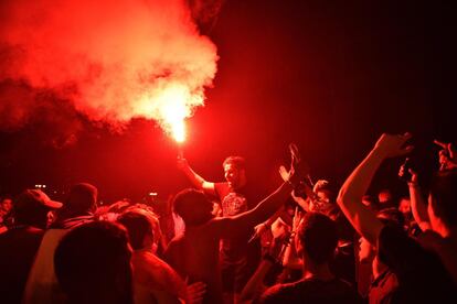 Torcedores franceses celebram a vitória da seleção na Champs-Élysées.