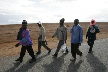 Un grupo de inmigrantes subsaharianos se dirige hacia el norte de Marruecos por la carretera que comunica Bouarfa y Oujda.