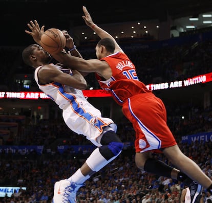 Ryan Hollins, de los Clippers, comete falta sobre Kevin Durant, de Oklahoma Thunder