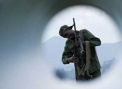 Un soldado de las tropas rebeldes de Kivu Norte, en una zona de enfrentamientos a unos 40 kilómetros de Goma.