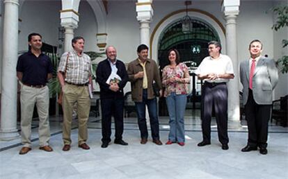 Las delegaciones de PSOE e IU, momentos antes de la reunión que mantuvieron ayer en la sede socialista.