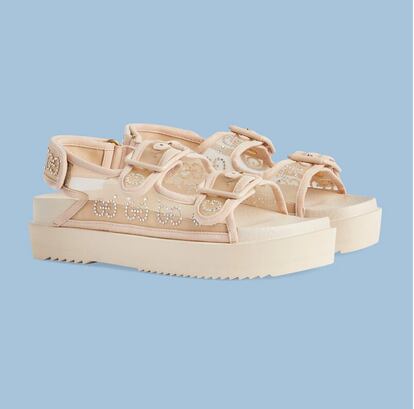 En tonos pastel y con el motivo GG bordado en cristales, estas sandalias de Gucci demuestran que son más versátiles de lo que podías haber imaginado.

790€