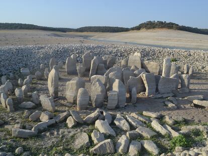 Dolmen de Guadalperal (embalse de Valdecañas, Cáceres), yacimiento intervenido para que el agua no le afecte en sus subidas y bajadas.