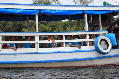 O transporte escolar das comunidades é o barco. A prefeitura de Oriximiná doa 300 litros por mês para que as crianças sejam levadas à escola, que atende somente o Ensino Fundamental. Os pais quilombolas se revezam para levar e buscar os alunos.