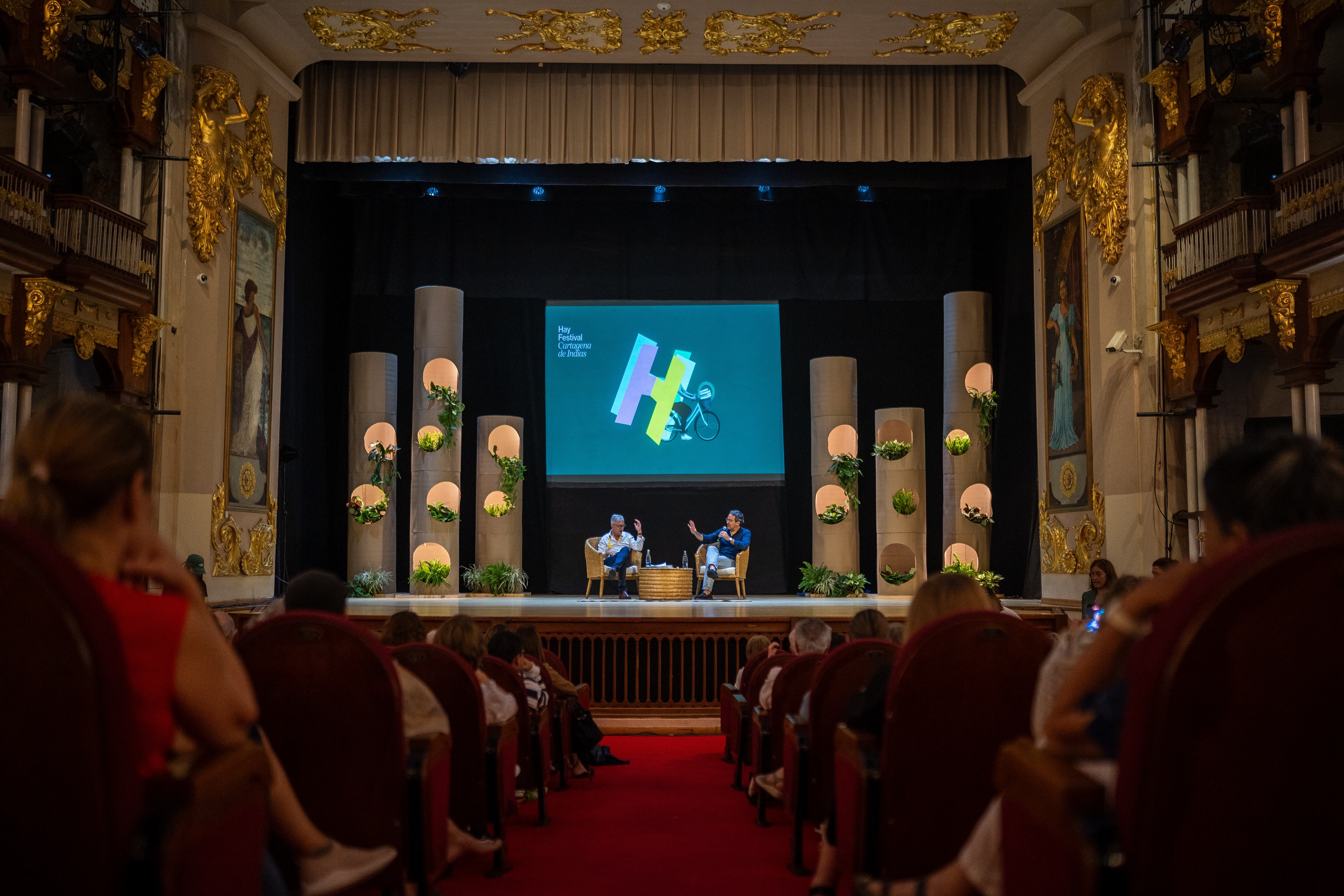 Javier moreno y Juan Gabriel Vásquez, durante el Hay Festival, en Cartagena, Colombia, el 1 de Febrero.