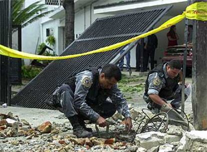 Expertos venezolanos en explosivos estudian los restos del artefacto que estalló contra la Embajada de España.