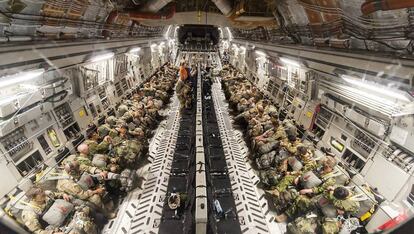 Paracaidistas listos para saltar desde un avión de transporte militar US C-17 Globemaster III mientras sobrevuelan el espacio aéreo búlgaro durante unas maniobras de los equipos de acción rápida de la OTAN.