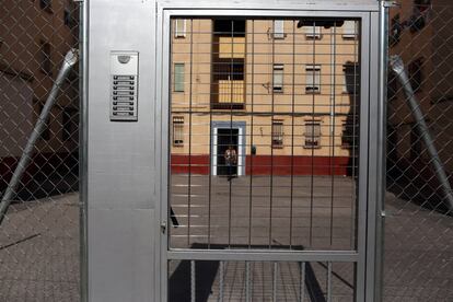 Una puerta de un bloque de viviendas de la Colonia Experimental. En 1996, 40 años después de su construcción, el Ivima propuso a los vecinos Su demolición y el traslado a las nuevas viviendas que nunca se llegaron a construir.