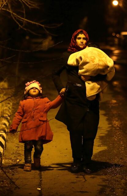 Al hambre que sufre la población de Madaya se suma la falta de medicamentos, lo cual agrava los casos críticos. Médicos locales llaman a una evacuación de los heridos graves, como las víctimas de las minas que delimitan el cerco geográfico de la localidad siria, plantadas por efectivos del Ejército sirio y de la milicia libanesa Hezbolá. En la imagen, una mujer camina con sus hijos por las afueras de la ciudad tras ser evacuados.