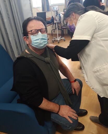 Vacunación del periodista de EL PAÍS Juan Carlos Sanz en Israel