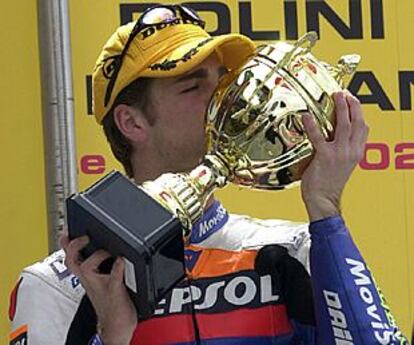 Fonsi Nieto besa el trofeo recibido tras ganar la carrera de Le Mans.