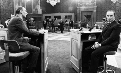 Los candidatos a primer ministro de Canadá en las elecciones de 1968, Robert Stanfield (i) y Pierre Trudeau (d) aparecen sentados poco antes de comenzar el primer debate televisado de la historia de Canadá, el 9 de junio de 1968. Fue un quebradero de cabeza su organización, con todos los partidos pretendiendo tomar parte en el mismo. Finalmente, el debate contó con Tommy Douglas también y en los últimos 40 minutos de debate intervino Real Caouette. Cuatro candidatos para un debate bilingüe y que contó con traducción simultánea.